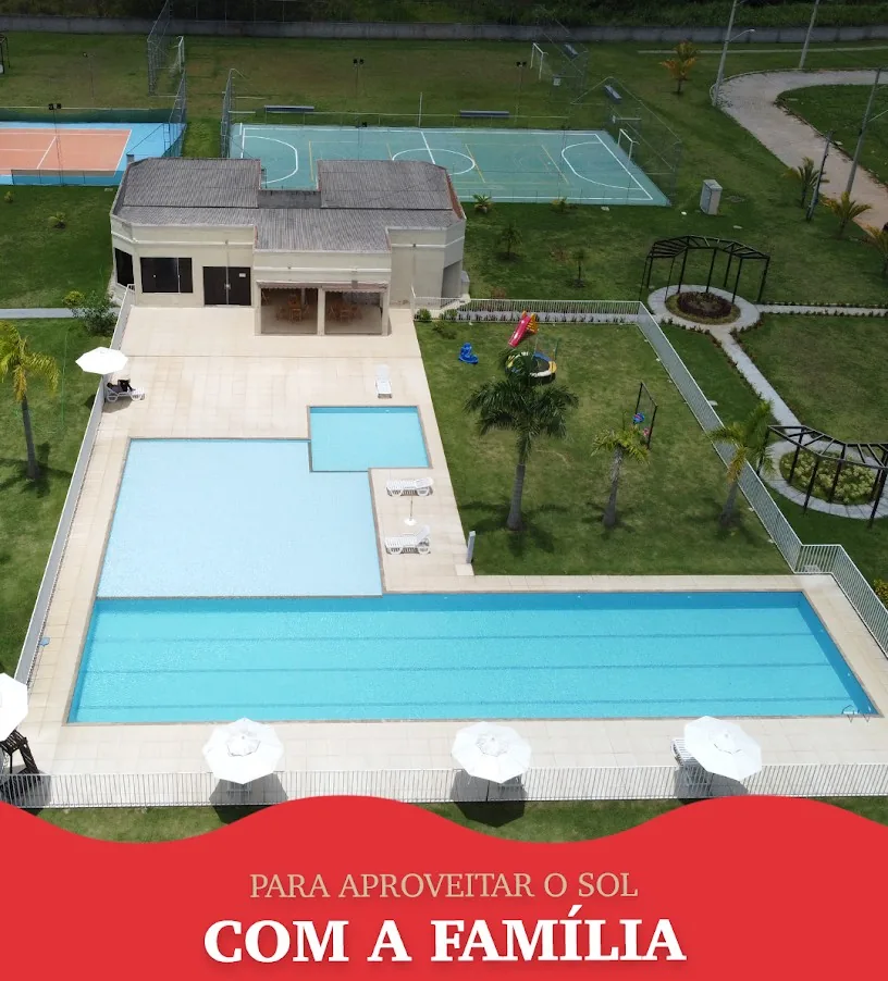 Vista aérea da área de lazer com piscinas, quadras e espaço infantil