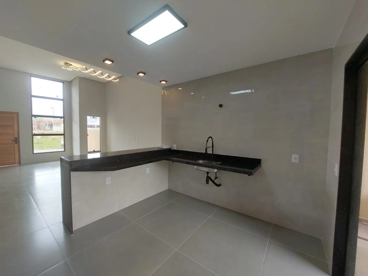 Cozinha integrada com bancada em pedra