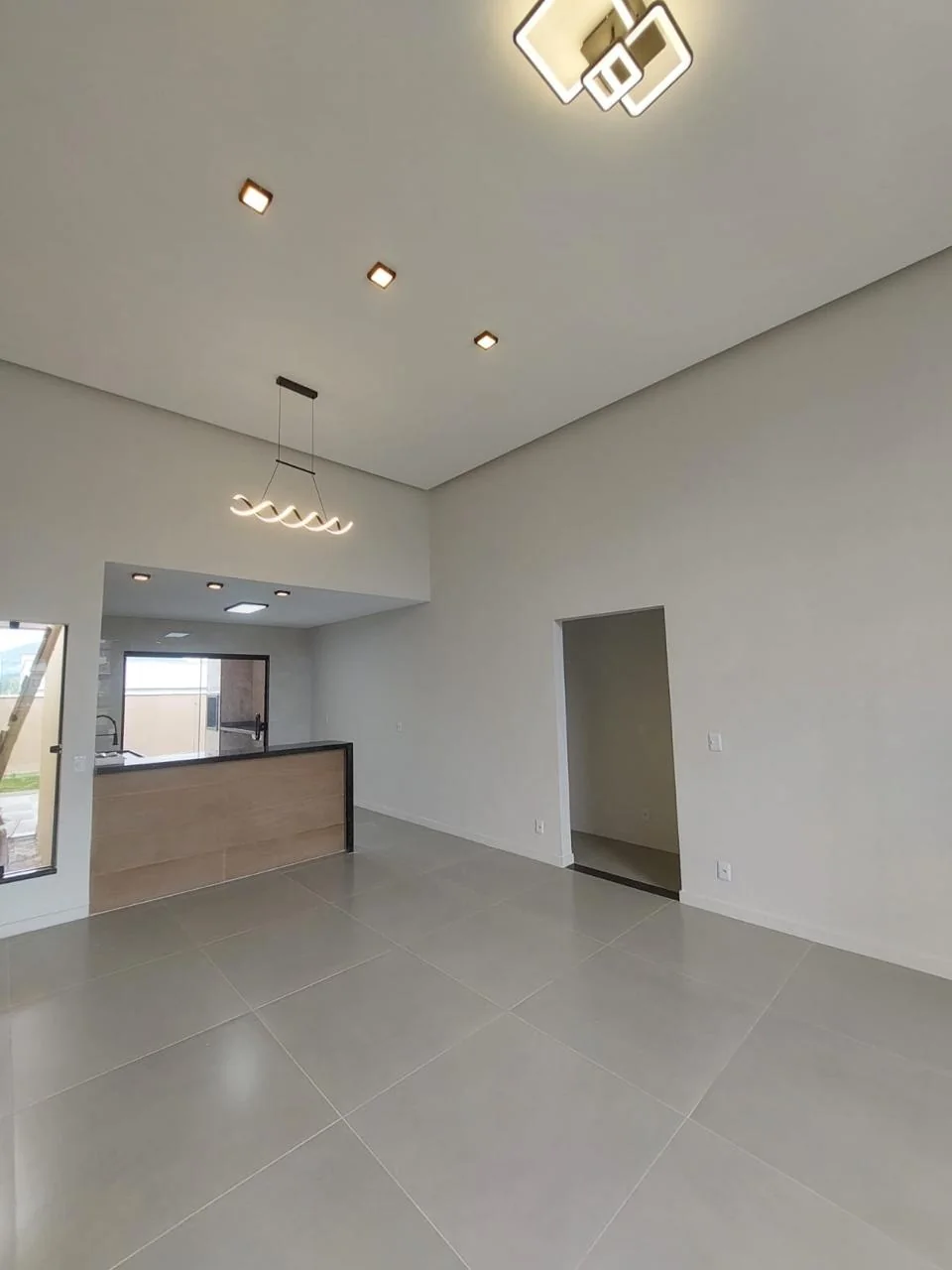 Sala ampla integrada à cozinha