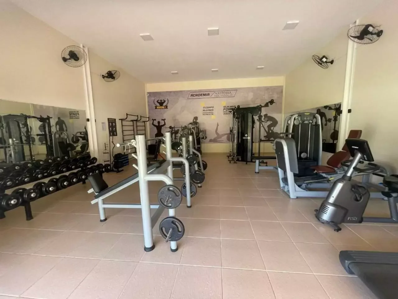Academia equipada do condomínio