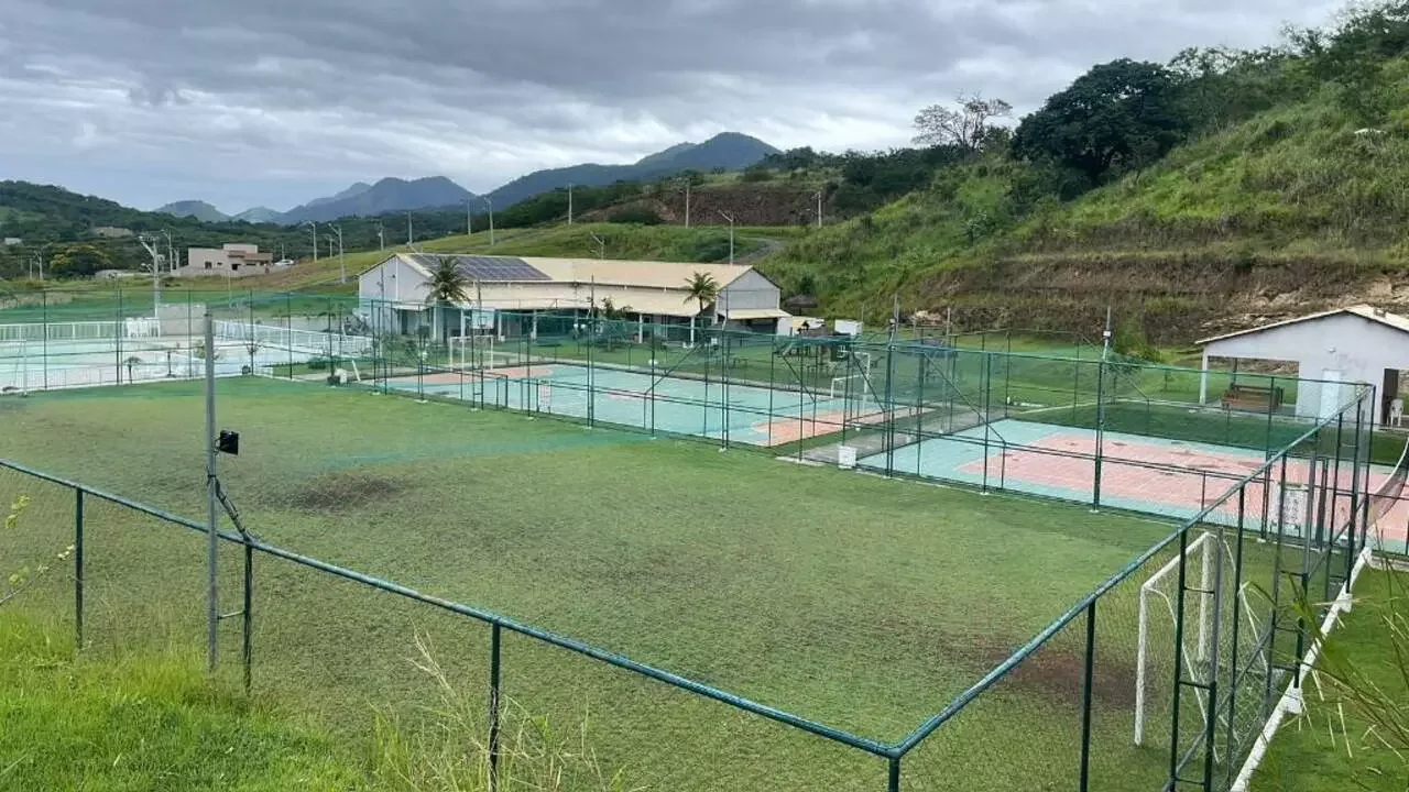 Campo de futebol e quadras esportivas