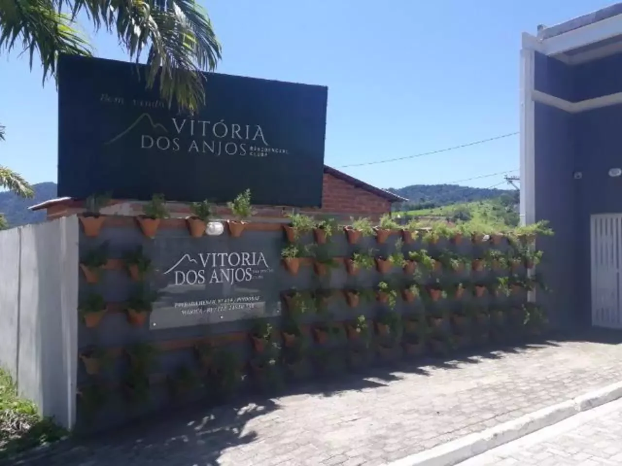 Entrada e identificação do condomínio